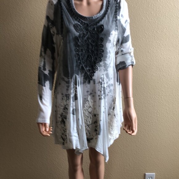 Beautiful top with sheer overlay - Picture 4 of 9